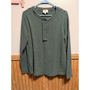 Betsy’s Boutique Women’s Size Large Green And White Long Sleeve Shirt